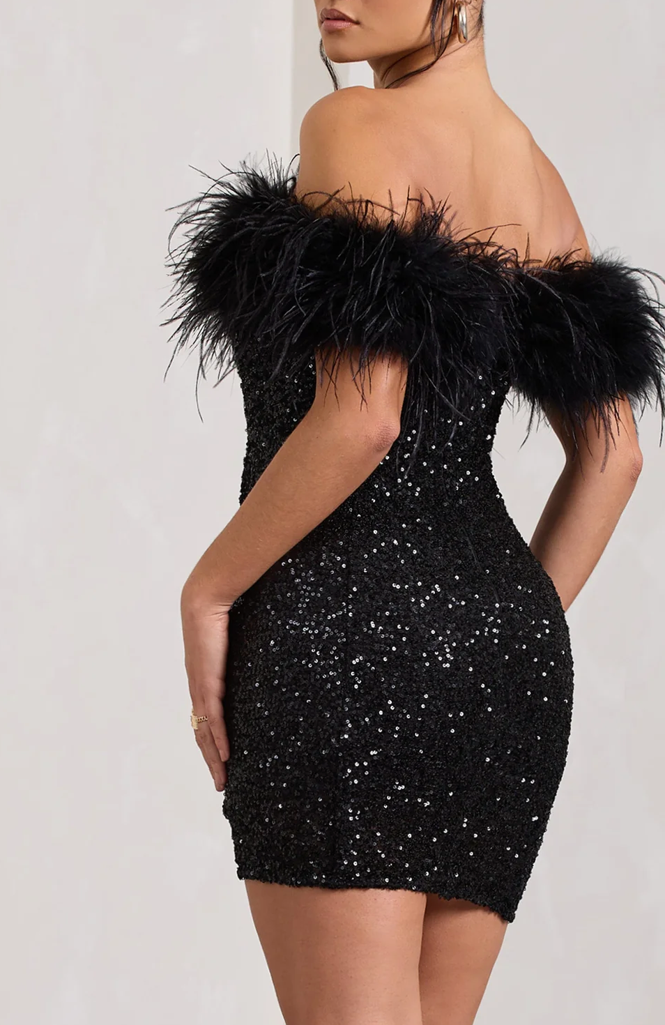 Elysia™ | Minivestido de piel brillante con hombros descubiertos